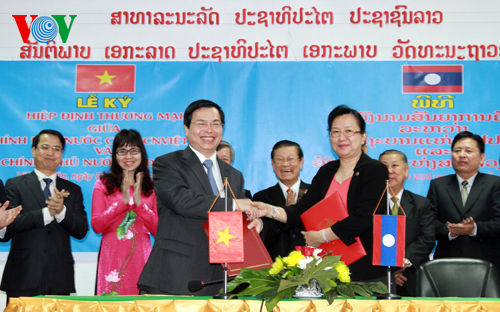 เวียดนามและลาวลงนามข้อตกลงการค้า